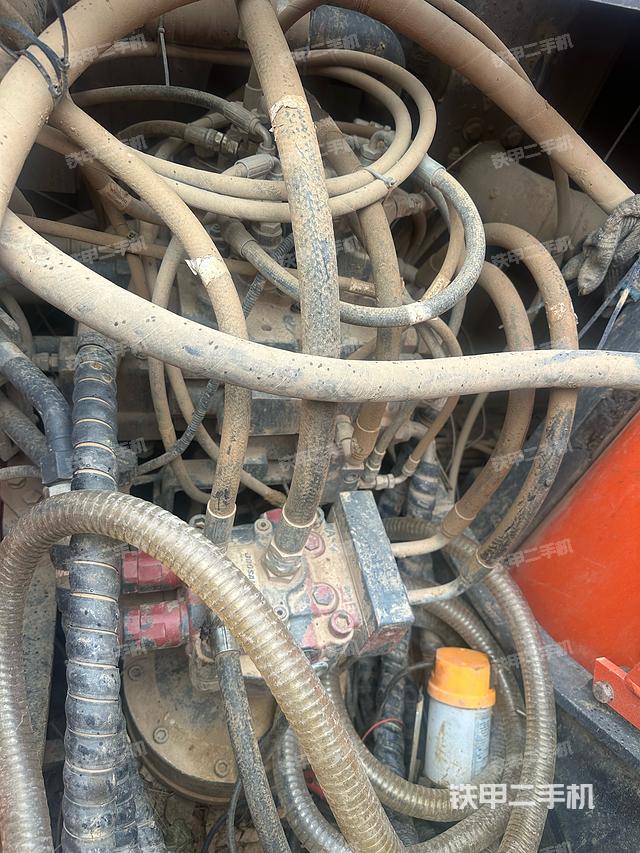 回转马达和主控阀（整机外观）