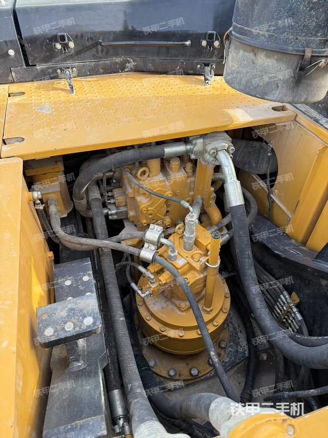 回轉(zhuǎn)馬達(dá)和主控閥（整機(jī)外觀）