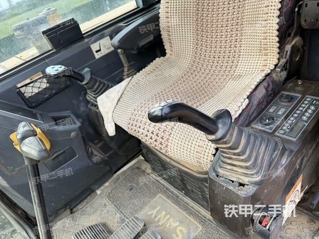 駕駛室整體（整機(jī)外觀）