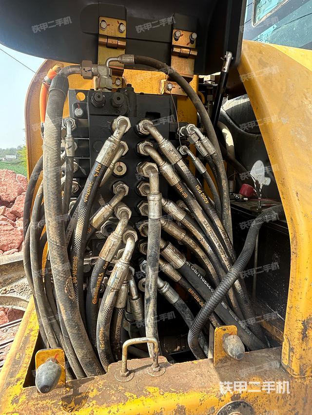 回转马达和主控阀（整机外观）