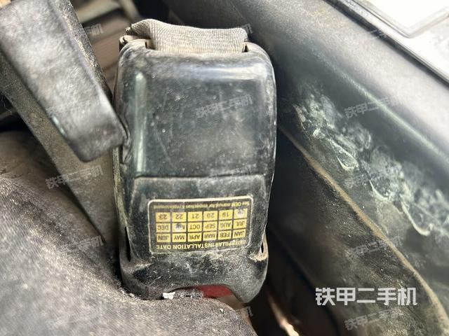 行走控制手柄和踏板?俯拍（駕駛室部分）