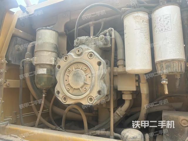 液壓泵艙室正面整體（整機外觀）