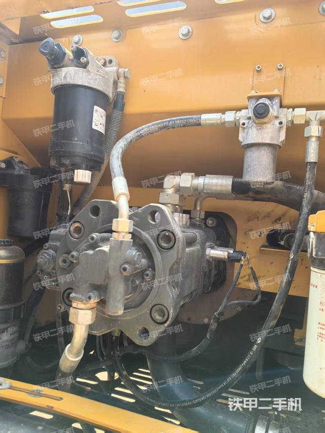 液壓泵艙室正面整體(整機外觀) 液壓泵艙室正面整體(整機外觀)
