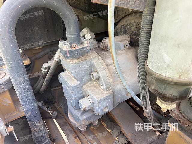 液压泵舱室正面整体（整机外观）