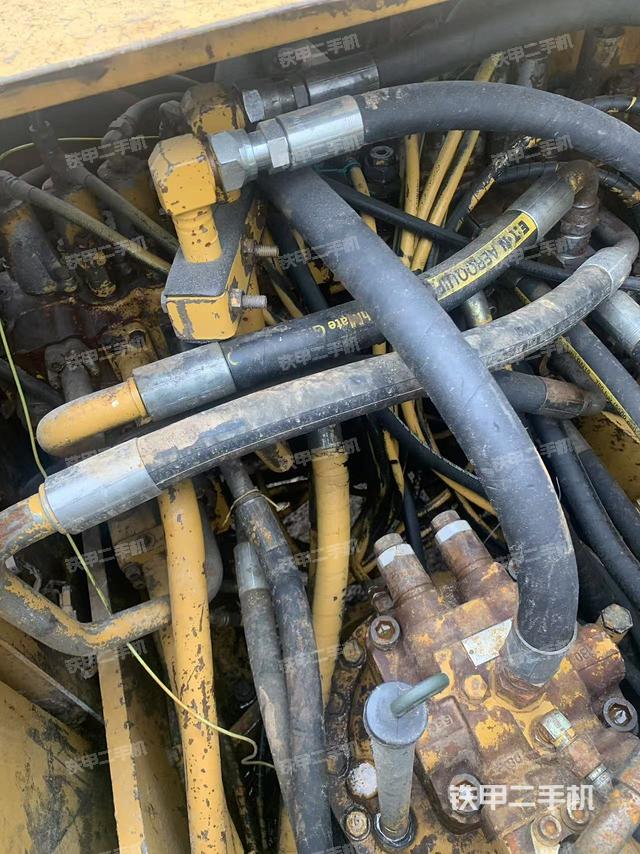 回轉(zhuǎn)馬達(dá)和主控閥(整機(jī)外觀) 回轉(zhuǎn)馬達(dá)和主控閥(整機(jī)外觀)