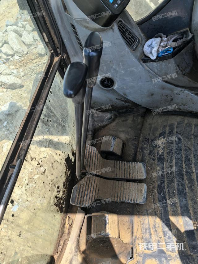行走控制手柄和踏板 俯拍（驾驶室部分）