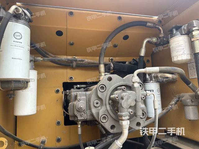 液壓泵艙室正面整體（整機外觀）