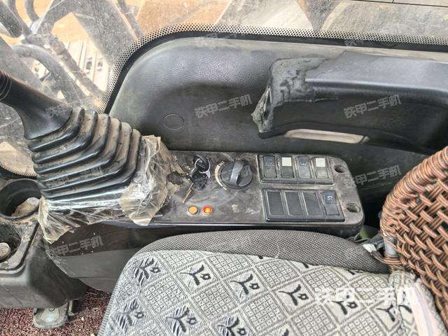 座椅右側(cè)控制臺(tái)/鑰匙門/油門/含右手柄（駕駛室部分）