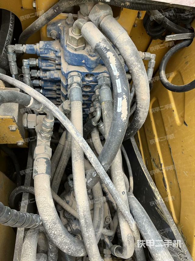 回轉(zhuǎn)馬達(dá)和主控閥（整機(jī)外觀）