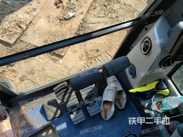 行走控制手柄和踏板?俯拍（駕駛室部分）