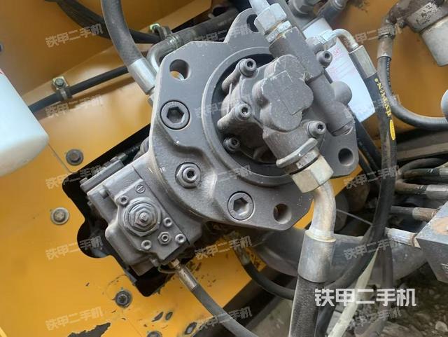 液壓泵艙室正面整體（整機外觀）