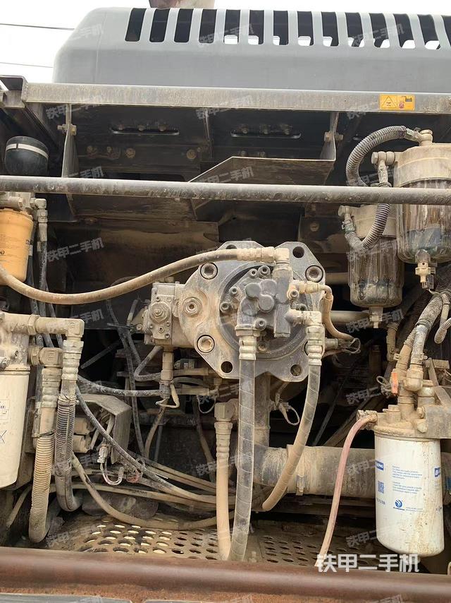 液壓泵艙室正面整體(整機外觀) 液壓泵艙室正面整體(整機外觀)