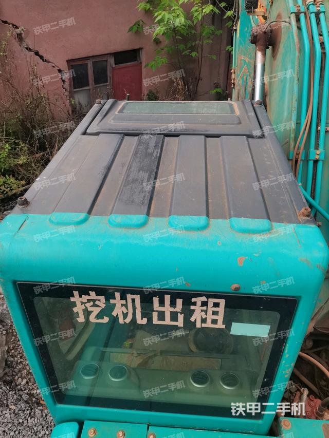 駕駛室頂部(整機(jī)外觀) 駕駛室頂部(整機(jī)外觀)