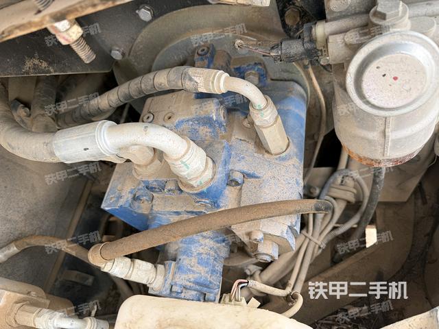 液壓泵艙室正面整體(整機外觀) 液壓泵艙室正面整體(整機外觀)