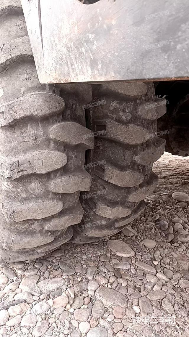 單側(cè)履帶整體(整機(jī)外觀) 單側(cè)履帶整體(整機(jī)外觀)