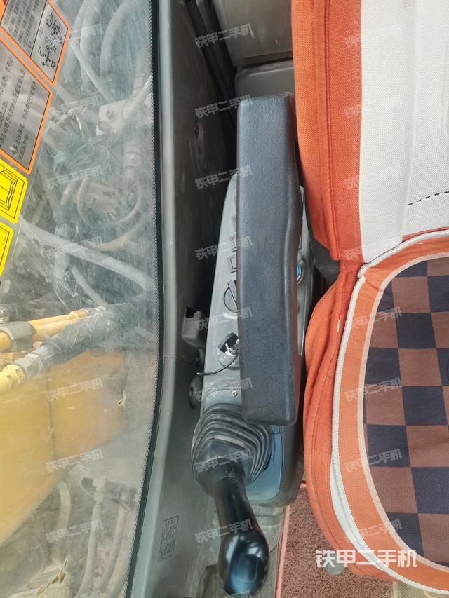 座椅右側(cè)控制臺(tái)/鑰匙門/油門/含右手柄（駕駛室部分）