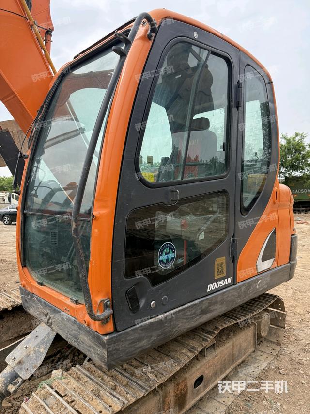 駕駛室整體(整機外觀) 駕駛室整體(整機外觀)