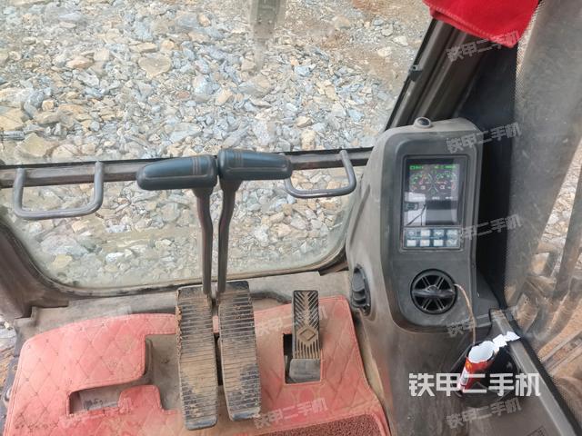 行走控制手柄和踏板?俯拍（駕駛室部分）