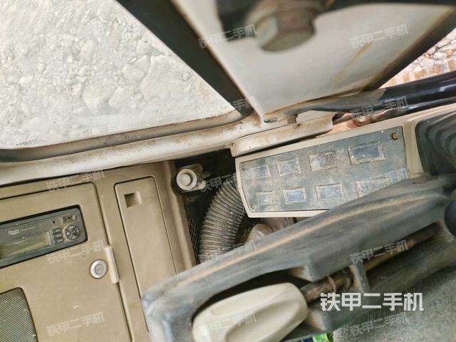 座椅左側(cè)控制臺/音響/含左手柄(駕駛室部分) 座椅左側(cè)控制臺/音響/含左手柄(駕駛室部分)