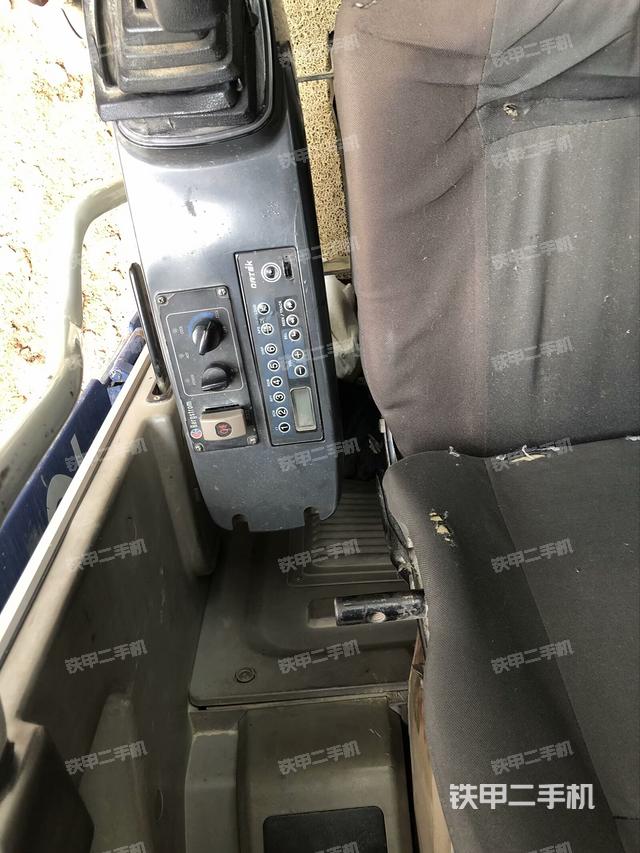 座椅左側(cè)控制臺/音響/含左手柄（駕駛室部分）