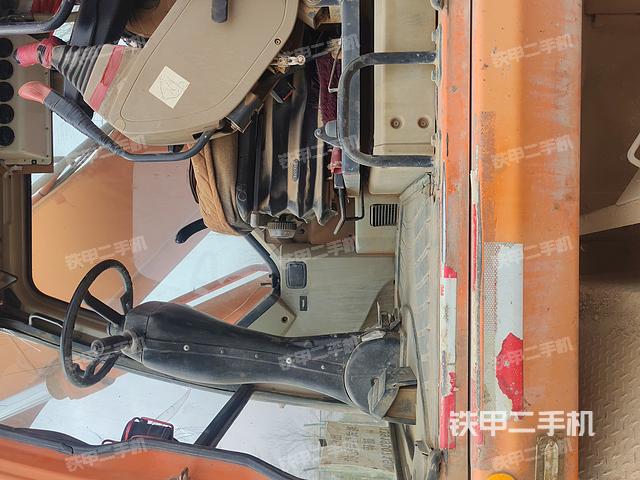駕駛室整體(整機(jī)外觀) 駕駛室整體(整機(jī)外觀)