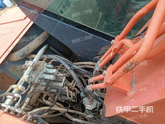 回轉(zhuǎn)馬達(dá)和主控閥(整機外觀) 回轉(zhuǎn)馬達(dá)和主控閥(整機外觀)