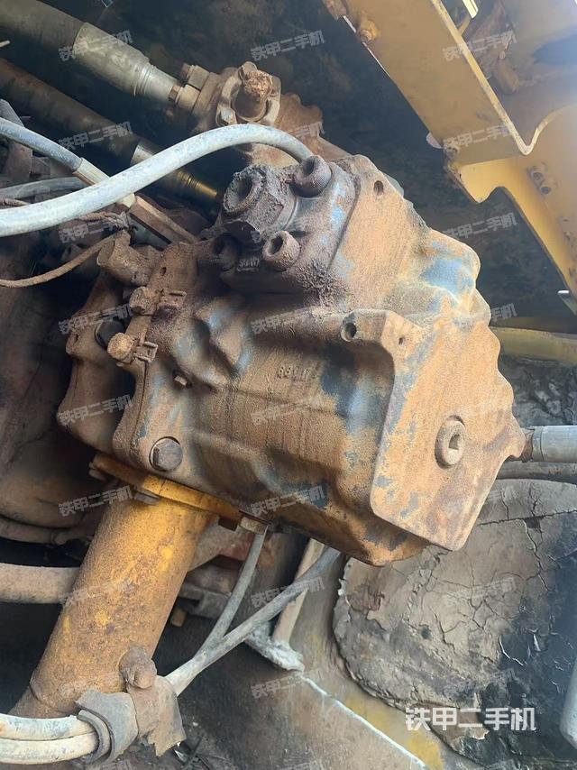 液壓泵艙室正面整體(整機外觀) 液壓泵艙室正面整體(整機外觀)