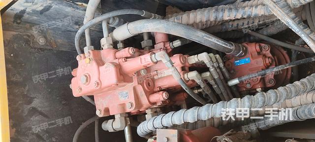 回转马达和主控阀（整机外观）