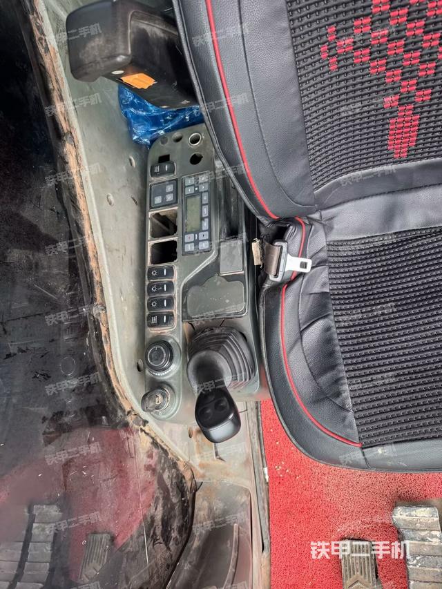 座椅右側(cè)控制臺(tái)/鑰匙門/油門/含右手柄（駕駛室部分）