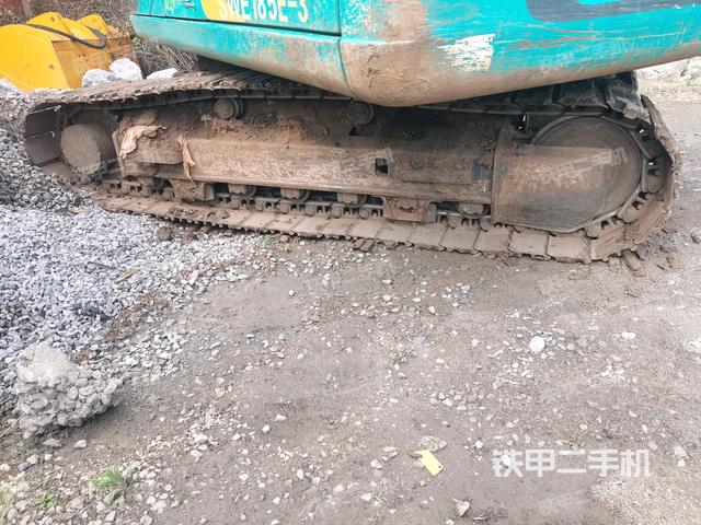 單側(cè)履帶整體(整機(jī)外觀) 單側(cè)履帶整體(整機(jī)外觀)