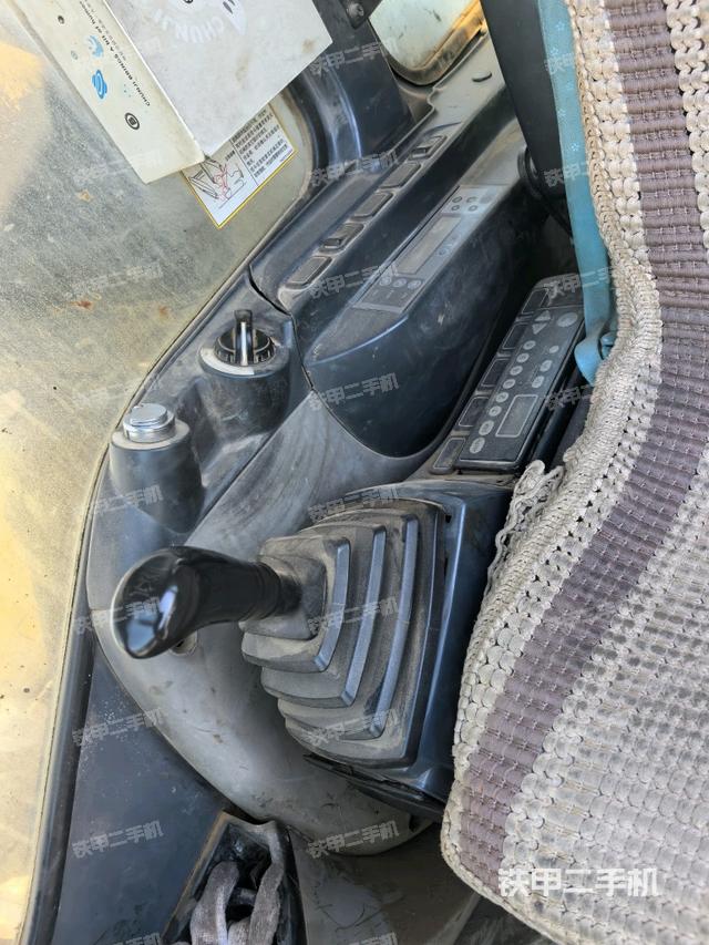 座椅右侧控制台/钥匙门/油门/含右手柄（驾驶室部分）