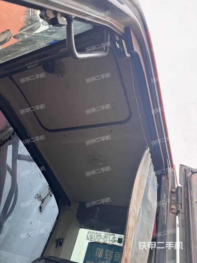 行走控制手柄和踏板?俯拍（駕駛室部分）