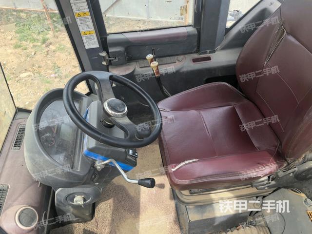 駕駛室內(nèi)部(駕駛室部分) 駕駛室內(nèi)部(駕駛室部分)