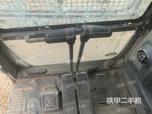 行走控制手柄和踏板?俯拍(駕駛室部分) 行走控制手柄和踏板?俯拍(駕駛室部分)