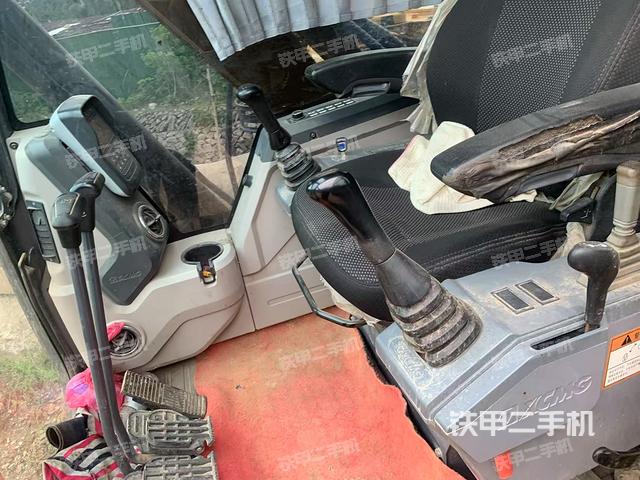 駕駛室整體(整機(jī)外觀) 駕駛室整體(整機(jī)外觀)