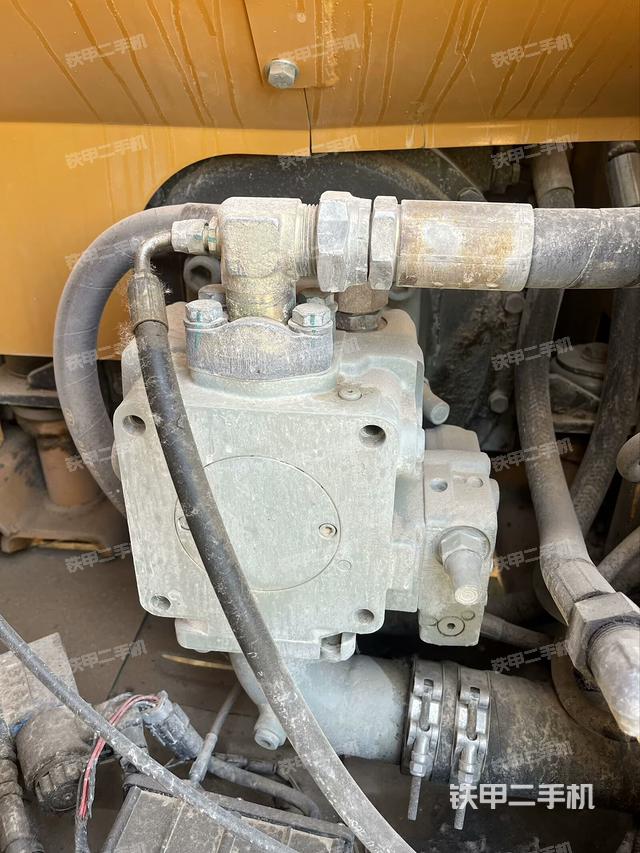 液壓泵艙室正面整體(整機(jī)外觀) 液壓泵艙室正面整體(整機(jī)外觀)