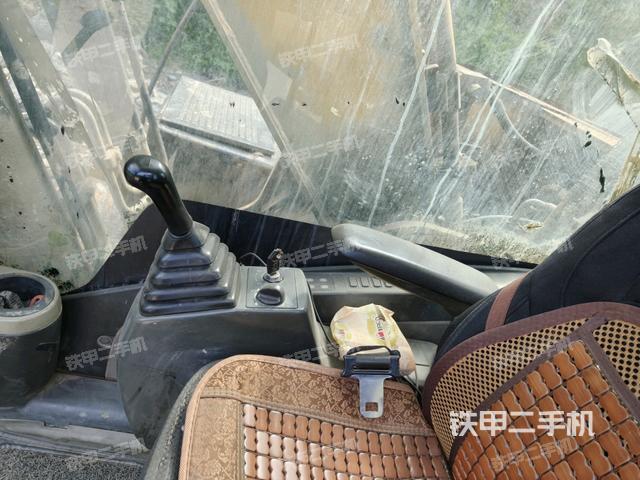 行走控制手柄和踏板?俯拍(駕駛室部分) 行走控制手柄和踏板?俯拍(駕駛室部分)