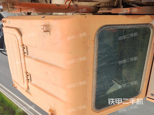 駕駛室頂部(整機(jī)外觀) 駕駛室頂部(整機(jī)外觀)