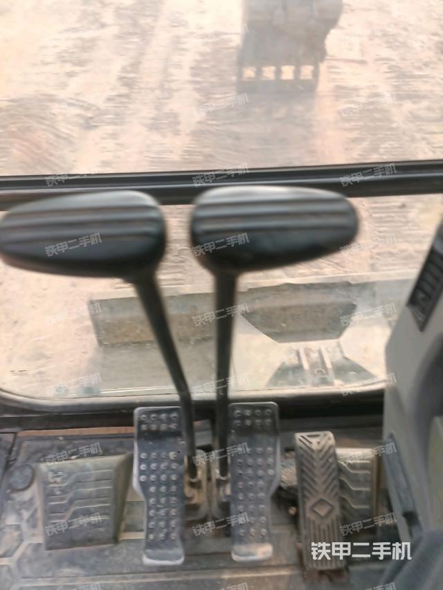 行走控制手柄和踏板?俯拍（駕駛室部分）