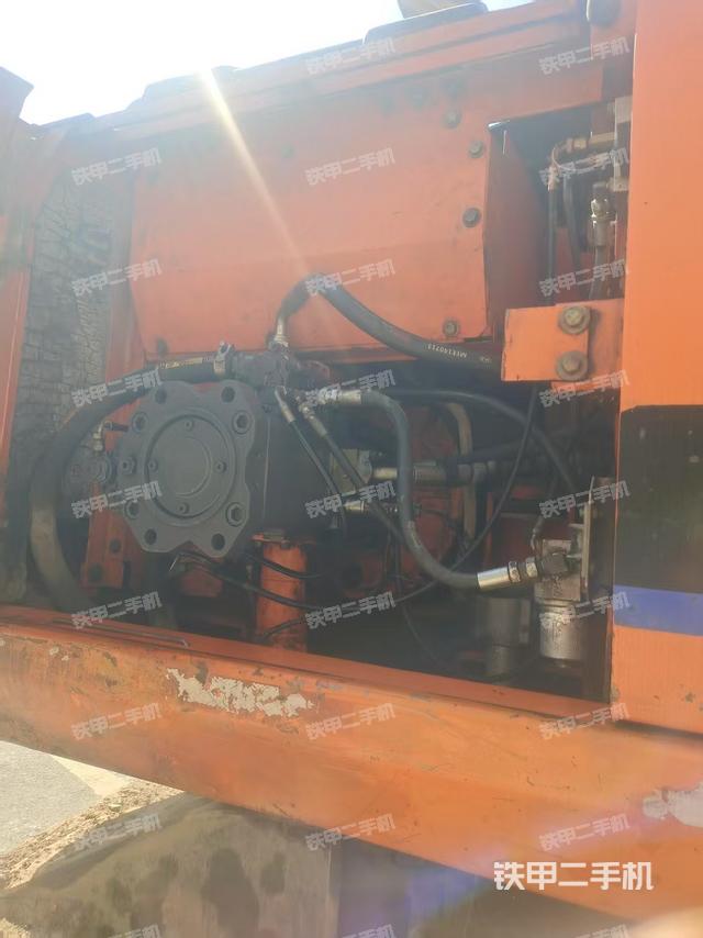 液壓泵艙室正面整體(整機(jī)外觀) 液壓泵艙室正面整體(整機(jī)外觀)