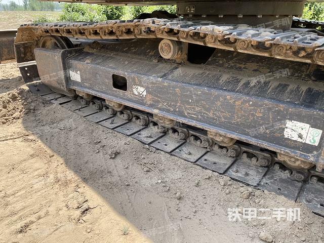 單側(cè)履帶整體(整機(jī)外觀) 單側(cè)履帶整體(整機(jī)外觀)