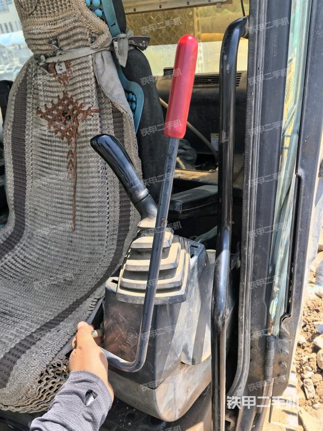 座椅左侧控制台/音响/含左手柄（驾驶室部分）