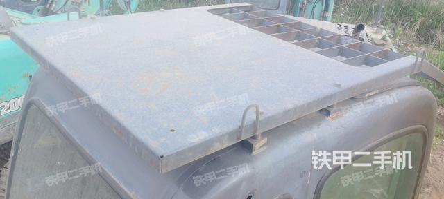 駕駛室頂部(整機(jī)外觀) 駕駛室頂部(整機(jī)外觀)