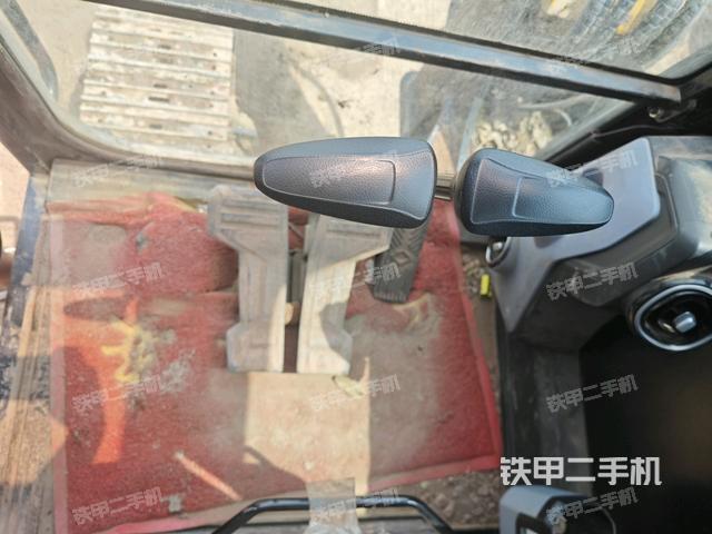 行走控制手柄和踏板?俯拍（駕駛室部分）