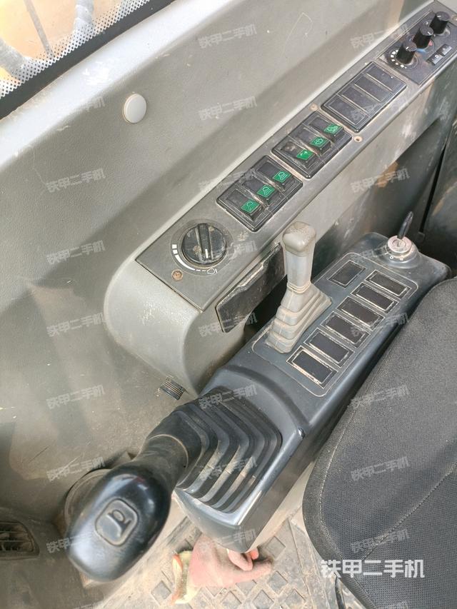 座椅右側(cè)控制臺/鑰匙門/油門/含右手柄（駕駛室部分）