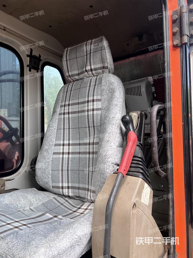 駕駛室頂部(整機外觀) 駕駛室頂部(整機外觀)