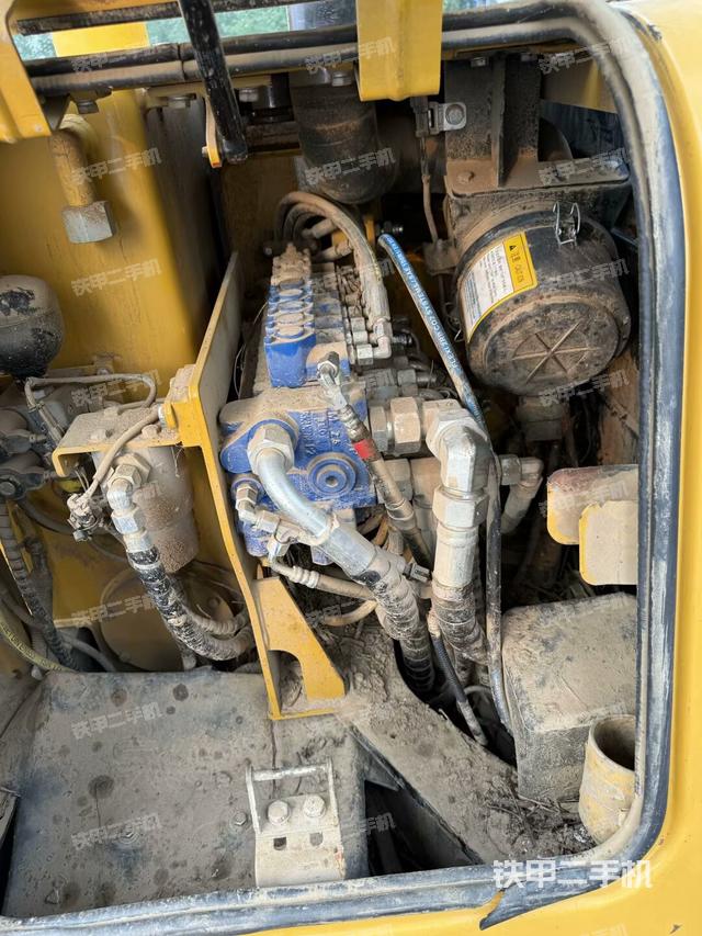 回轉(zhuǎn)馬達(dá)和主控閥（整機(jī)外觀）