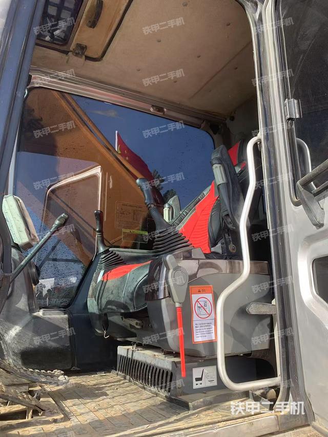 駕駛室整體(整機(jī)外觀) 駕駛室整體(整機(jī)外觀)