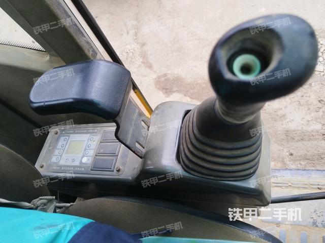 座椅左側(cè)控制臺/音響/含左手柄(駕駛室部分) 座椅左側(cè)控制臺/音響/含左手柄(駕駛室部分)
