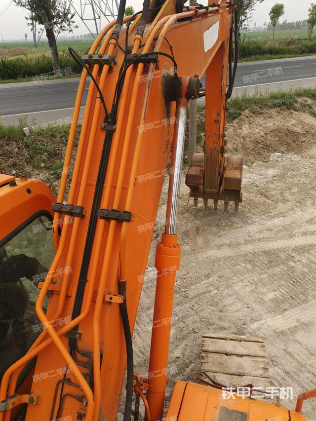 大臂背部俯視(工作和回轉(zhuǎn)裝置) 大臂背部俯視(工作和回轉(zhuǎn)裝置)